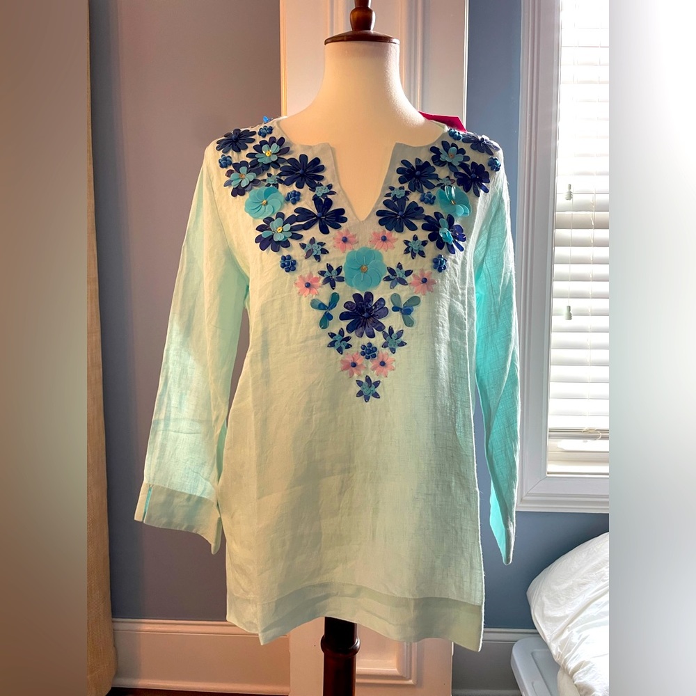 NWT Lilly Pulitzer linen tunic with plastic flower appliqué